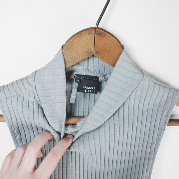 UO // Grey Mockneck Crop Top - Picture 2 of 3